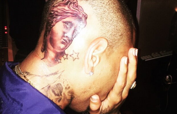 Chris Brown şi-a şocat fanii cu un tatuaj cel puţin ciudat! Uite ce şi-a desenat artistul pe cap