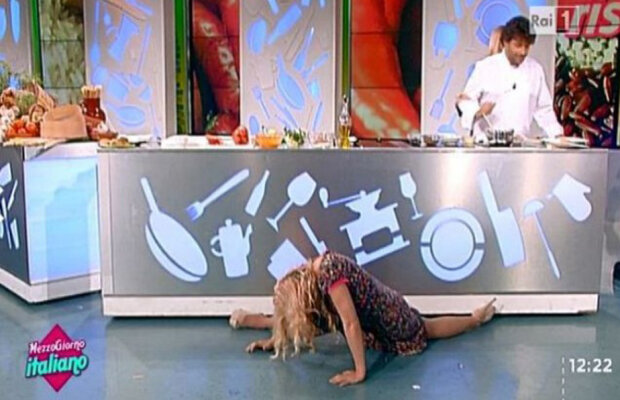 VIDEO Cum să te faci de rîs la TV » Prezentatoarea a vrut să facă șpagatul, însă a trăit un moment umilitor