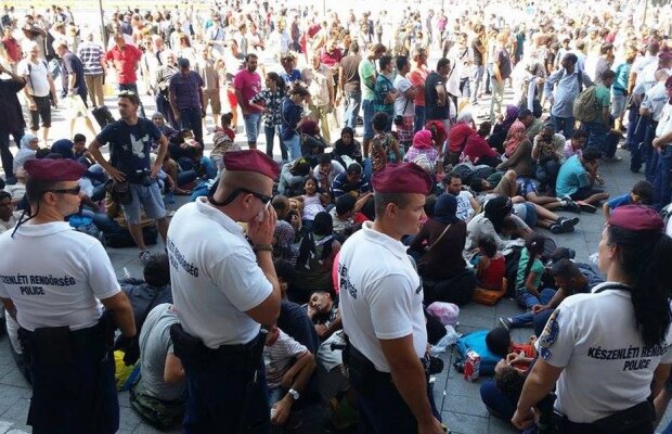 Probleme uriaşe în Ungaria » Peste 1.000 de imigranţi în Gara Internaţională din Budapesta