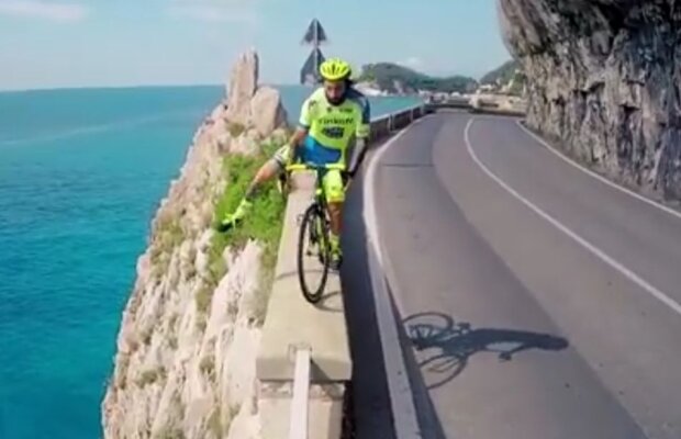 VIDEO Nebunie curată! Ce poate să facă pe bicicletă un ciclist de parkour