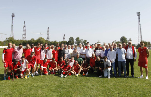 FOTO Dinastia "cîinilor" » Dinamoviștii au fost vizitați în cantonament de gloriile clubului
