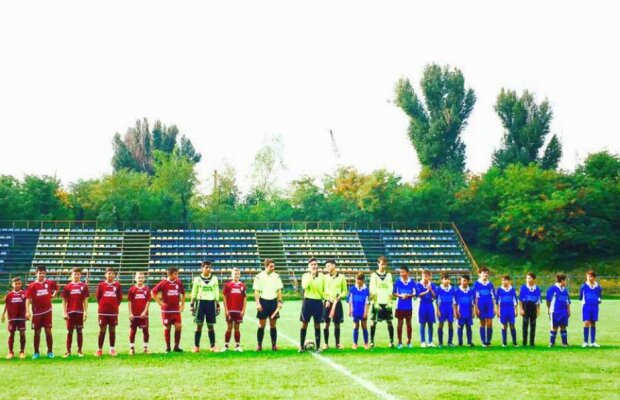 FOTO Românii reinventează fotbalul » O fată a fost căpitan şi a purtat numărul 10 într-un meci oficial de băieţi