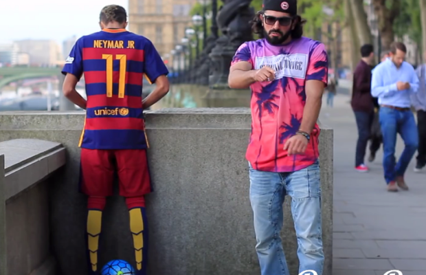 VIDEO Ce se întîmplă atunci cînd te deghizezi în Neymar și vrei să săruți o fată? Demonstrația făcută chiar în mijlocul străzii