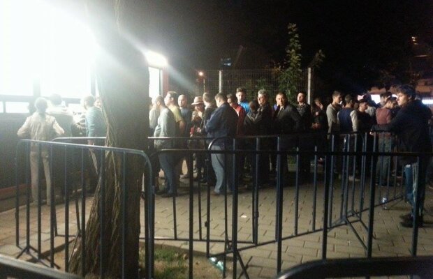 VIDEO + FOTO Cozi la casele de bilete și după ora 23:00 » Suporterii vor cu orice preț un bilet la meciul României cu Finlanda