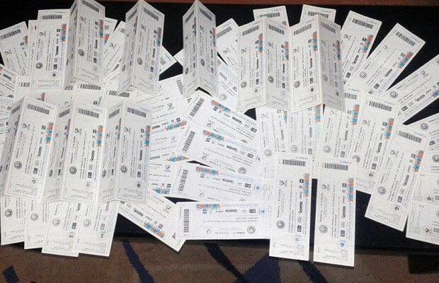 FOTO & VIDEO Bişniţarii s-au dat din nou în spectacol, dar au fost luaţi pe sus de jandarmi