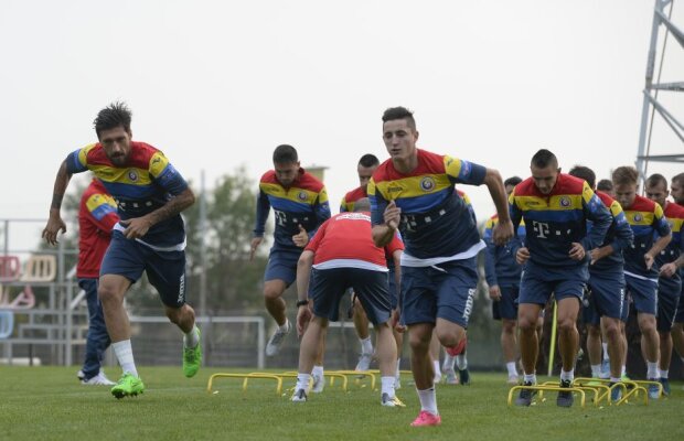 VIDEO + FOTO Pozele fanilor României sînt în vestiarul tricolorilor » Cu ce mesaj sînt motivați jucătorii naționalei