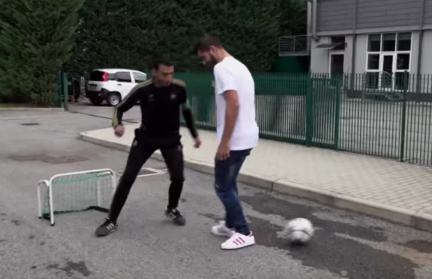VIDEO Nu te pune cu Morata! Atacantul lui Juventus a cîștigat duelul cu un freestyler celebru