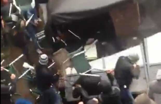 VIDEO+FOTO Bătăi pe stradă în Manchester! Imagini cu momentul în care fanii Sevillei sînt atacați în centrul orașului