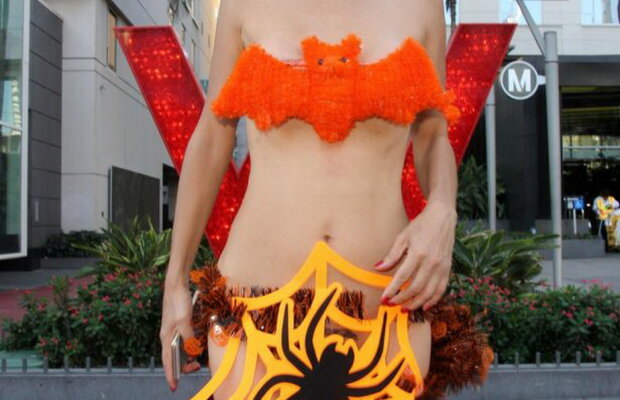 Ăsta e cel mai sexy costum de Halloween! A fost îmbrăcat de o actriţă de 49 de ani!