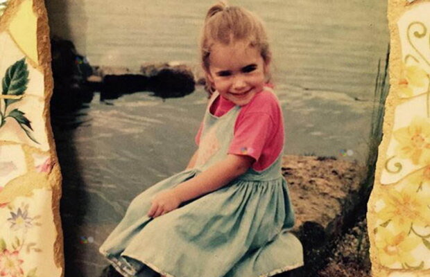 FOTO » Această fetiță a ajuns o mare frumusețe și a jucat deja în nouă filme! O recunoști?