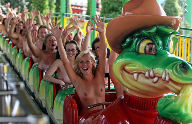 FOTO Noua găselniță din parcurile de distracții: rollercoaster-ul pe care te dai complet dezbrăcat