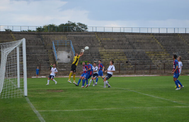FOTO Jumătate e amfiteatru roman! Meciul Stelei de la Baia Mare se joacă pe un stadion în paragină