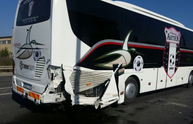 FOTO Imagini cu autocarul Astrei serios șifonat după accidentul de azi. Primele precizări oficiale