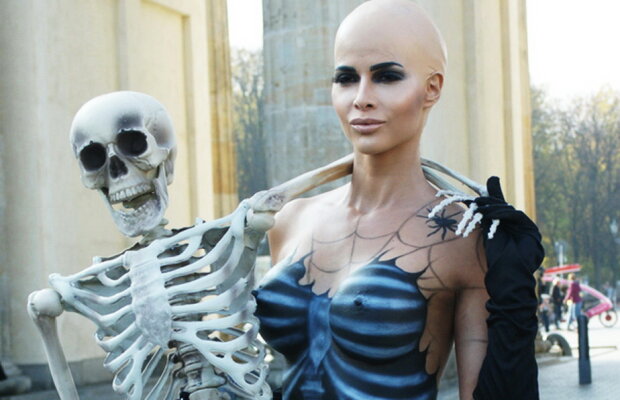 FOTO » Cel mai tare outfit de Halloween! E nevoie doar de o pereche de bikini şi acuarele