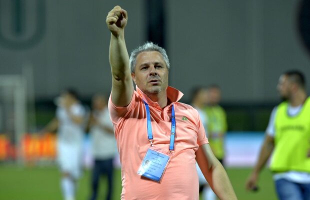 Șumudică s-a ținut de glume la prezentarea lui Daniel Niculae: "Mă uit în jur ca să nu văd alte culori"