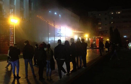 VIDEO La un pas de încă o tragedie » Incendiu la demisolul Casei de Cultură din Constanța, unde se aflau două cluburi