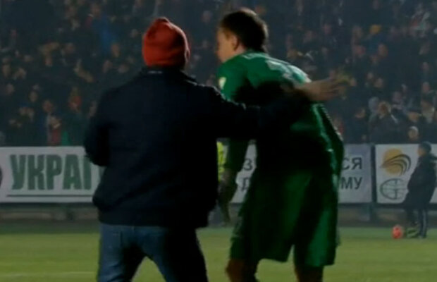 VIDEO Incident şocant în timpul partidei lui Mircea Lucescu! Un fan s-a dus direct spre portarul lui Şahtior şi a făcut un gest incredibil