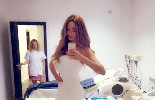 Bianca Drăgușanu s-a dezbrăcat și a pozat acoperită doar de un prosop! Bărbații sînt în extaz