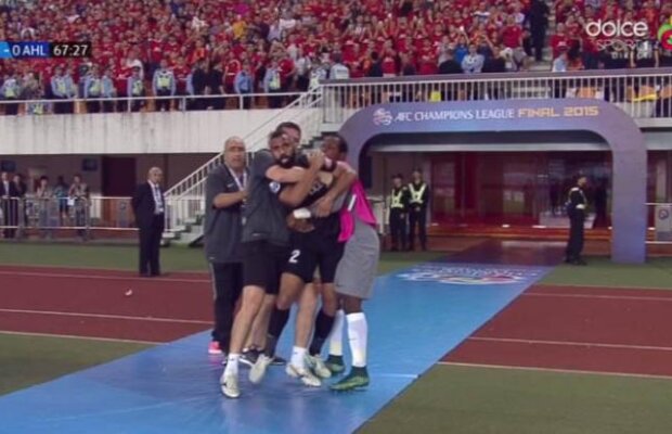 VIDEO Moment incredibil la finala Ligii Campionilor Asiei! Un jucător a vrut să îl bată pe arbitru!