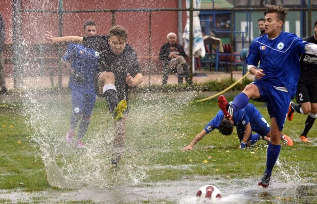 FOTOREPORTAJ IMPRESIONANT » Este incredibil unde s-a ajuns! Două mari echipe ale României se zbat în bălțile ligii a patra