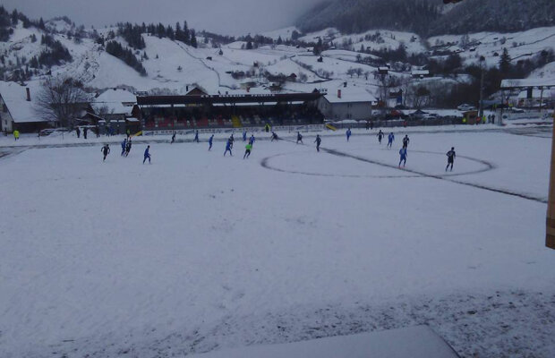 FOTO Fotbal polar » Bucovina a învins Oţelul cu 4-0 pe un teren acoperit de zăpadă
