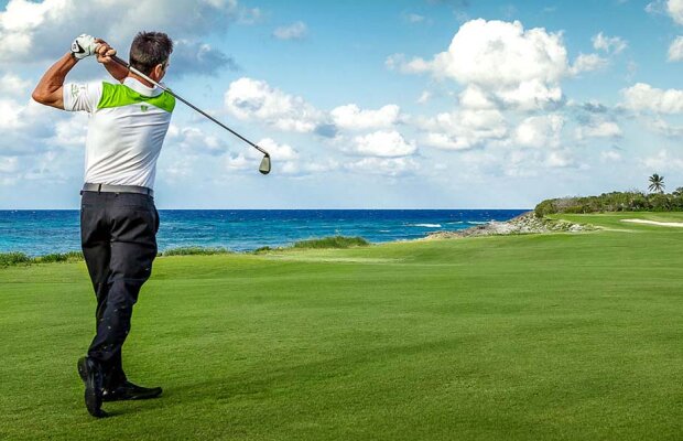 VIDEO Părea o partidă obișnuită de golf cînd s-a petrecut ceva neașteptat: toți jucătorii au rămas șocați