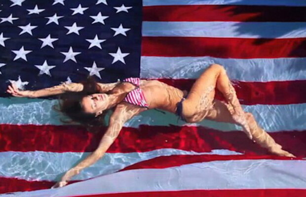 Alessandra Ambrosio îi face mîndri pe americani! Imagini senzaționale cu superba braziliancă