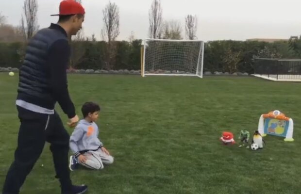 VIDEO Învățături de la maestru: Ronaldo și fiul lui exersează loviturile libere