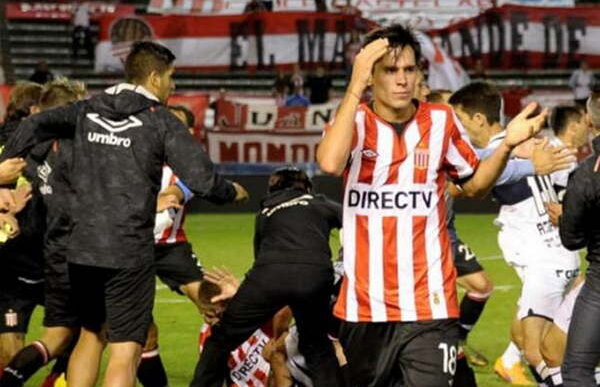 VIDEO Vai, ce bătaie crîncenă! Măcel în prelungiri, după ce o fostă vedetă din Liga 1 și-a băgat adversarul în spital