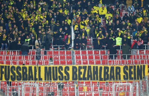 VIDEO Unici şi la nemulţumiri! Protest inedit al fanilor lui Dortmund! 