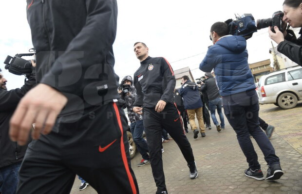 GALERIE FOTO + VIDEO Nu l-au lăsat singur pe Tamaș » Toată echipa Stelei a mers azi la biserică » Reacția lui Gigi Becali