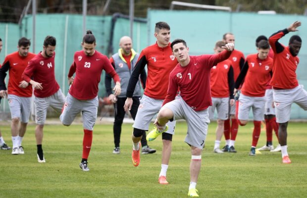 FOTO "Câinii" în haine noi » Dinamo a semnat azi un contract care o face să arate ca echipele mari