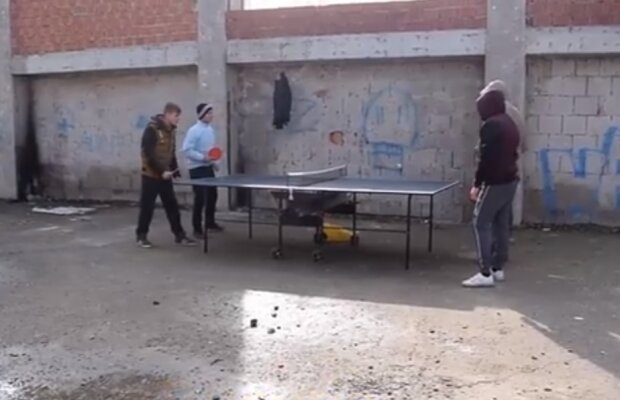 VIDEO Protest inedit al unor tineri dintr-un sat lăsat fără sală de sport