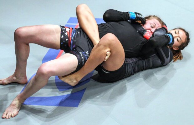 Minori în cușcă! Gazeta publică mâine o investigație despre abuzarea copiilor în galele televizate de MMA!