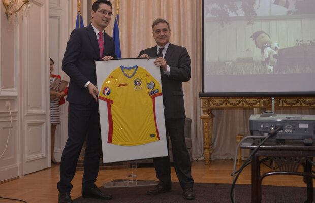 Cu tricoul la Ambasadă » Răzvan Burleanu a prezentat echipamentul în care va evolua România la Euro