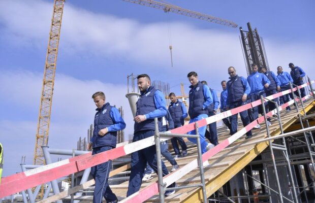GALERIE FOTO Inspecție pe șantier » Cu 8 luni înainte de inaugurare, jucătorii și antrenorii lui CS U au vrut să vadă cum arată viitoarea arenă din Bănie
