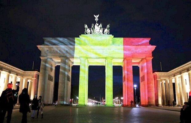 GALERIE FOTO #PrayForBrussels » Mai multe clădiri importante au fost luminate în culorile steagului Belgiei