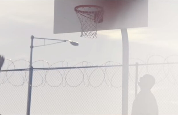 VIDEO Reclama care face senzație pe net: ”Copiii stau afară mai puțin decât pușcăriașii”