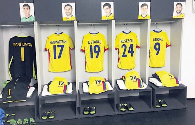 FOTO Artă pentru ”tricolori” » Un puști de 13 ani a avut afișate în vestiarul naționalei portretele fotbaliștilor