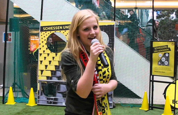 VIDEO&FOTO Povestea de succes a unei microbiste: a cântat imnul lui Dortmund și a obținut un contract de înregistrare