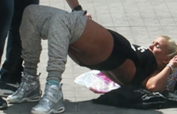 Scene incredibile la aeroport! O vedetă şi-a dat jos pantalonii şi a făcut circ