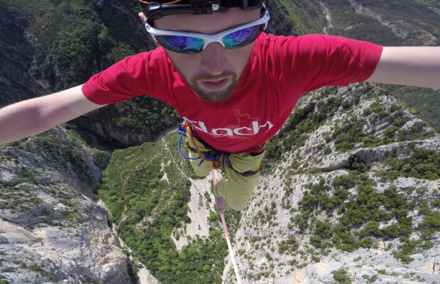 Record în sportul extrem: 1.020 metri în 40 de minute pe o coardă de 2,5 cm