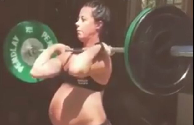 VIDEO Însărcinată în 9 luni, face ridicări deasupra capului cu peste 45 de kilograme! Voință extremă sau inconștiență? 