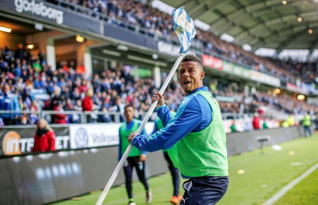 FOTO + VIDEO Scene incredibile într-un campionat din Europa » Fanii au aruncat petarde pe teren, iar un jucător a avut o reacție nervoasă