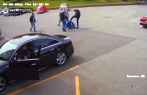 VIDEO Atenție, imagini violente! L-au călcat pe cap! Oficial al clubului, bătut cu bestialitate de ultrași, în fața stadionului 