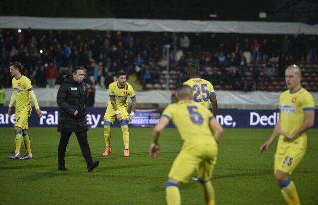 Reghe îi pedepsește » Niciun jucător stelist nu primește liber înaintea meciului cu ASA Tg. Mureș