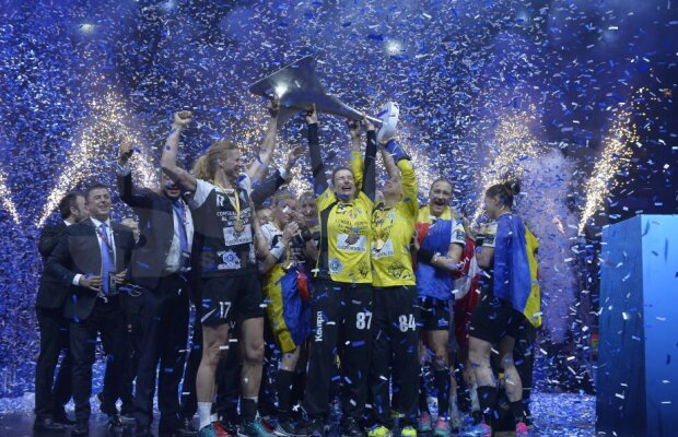 GALERIE FOTO Imagini superbe de la premierea fetelor de la CSM București după câștigarea Ligii Campionilor