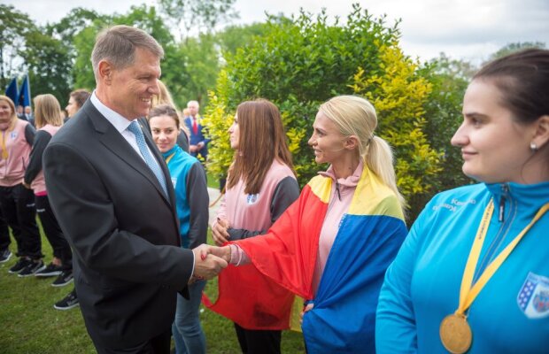 GALERIE FOTO+VIDEO Fetele de la CSM București au fost primite de președintele Iohannis la Cotroceni » Imediat după și-au prezentat trofeul Ligii Campionilor la Sala Rapid