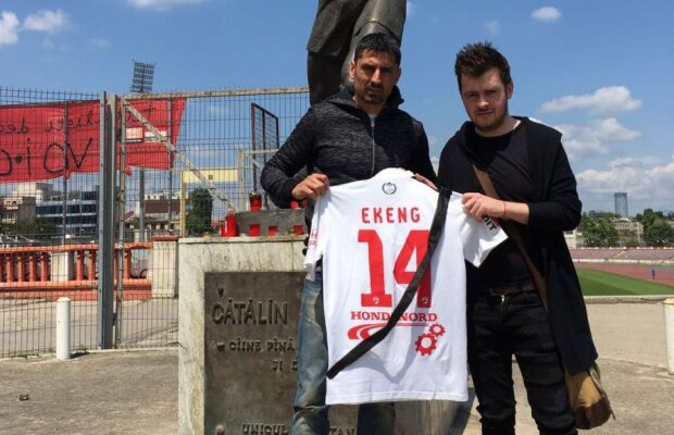 FOTO Dinamoviștii, impresionați de povestea jurnalistului GSP » Dănciulescu i-a dăruit un tricou și le-a transmis un mesaj fanilor