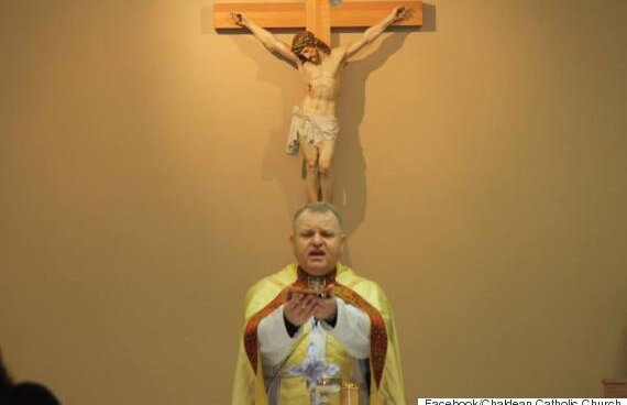 A pariat banii donați pentru refugiați! Un preot a pierdut aproape 350.000 de euro